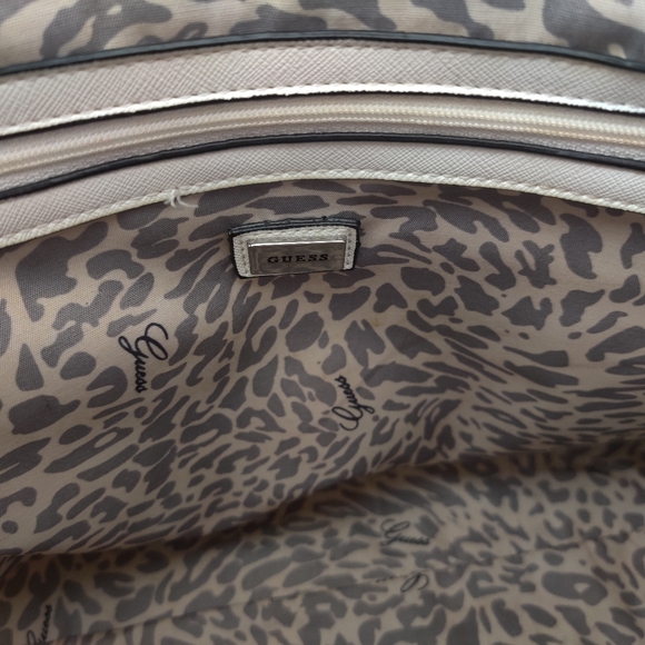 Guess Tote with zipper & 4 internal pockets. - Picture 3 of 9